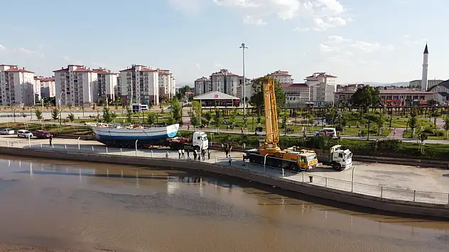 Denizi olmayan kentte dev balıkçı teknesi ilgi odağı oldu