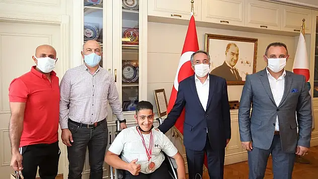 AİÇÜ Rektörü Karabulut, başarılı sporcuyu tebrik etti