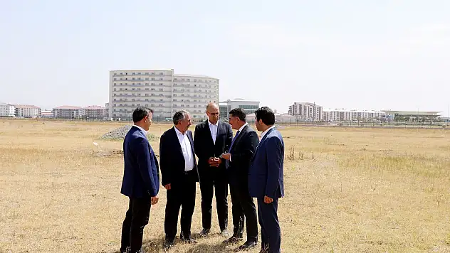 Tıp Fakültesi binası inşaat alanını incelediler