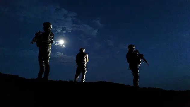 İran sınır hattı zifiri karanlıkta da gözetim altında tutuluyor
