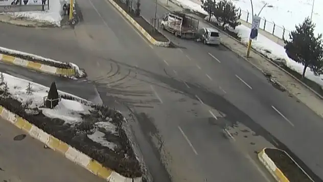 Ağrı'da trafik kazası kameraya yansıdı
