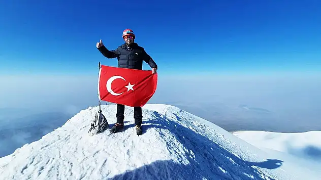 Denizlili sporcu belgeselden etkilenip Ağrı Dağı zirvesine ulaştı