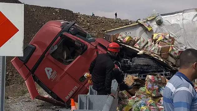 Ağrı'da iki tır çarpıştı: 1 ölü