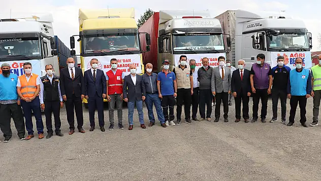 Afetzedeler için Ağrı'dan 4 tır gıda ve ihtiyaç malzemesi yola çıktı