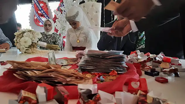 Ağrı'da aşiret düğününde altınlar havada uçtu