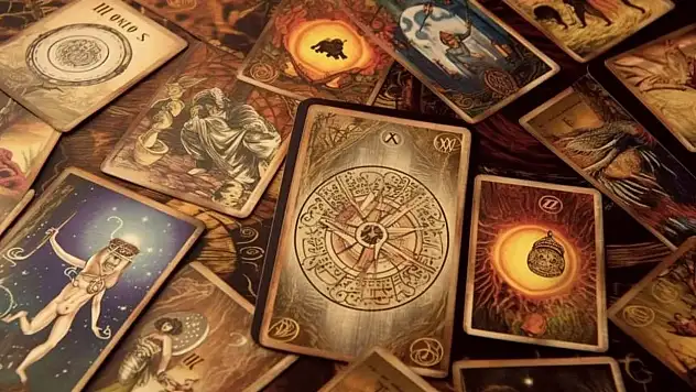 13 Temmuz 2025 Tarot Falı: Bugün Seni Neler Bekliyor? Aşk, Para, İş ve Sağlıkta Kartların Fısıldadıkları
