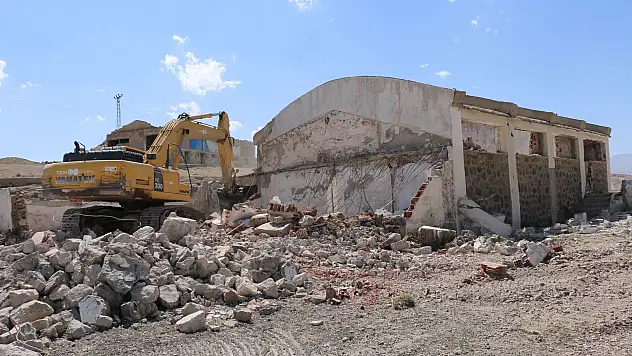 Diyadin'de metruk binalar yıkılıyor