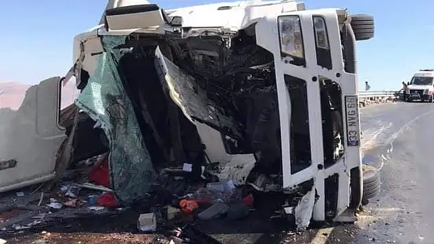 Tendürek Geçidi'nde tır şarampole yuvarlandı: 2 ölü