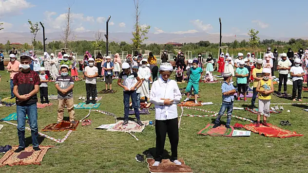 Ağrı'da yüzlerce çocuk Millet Bahçesinde namaz kıldı