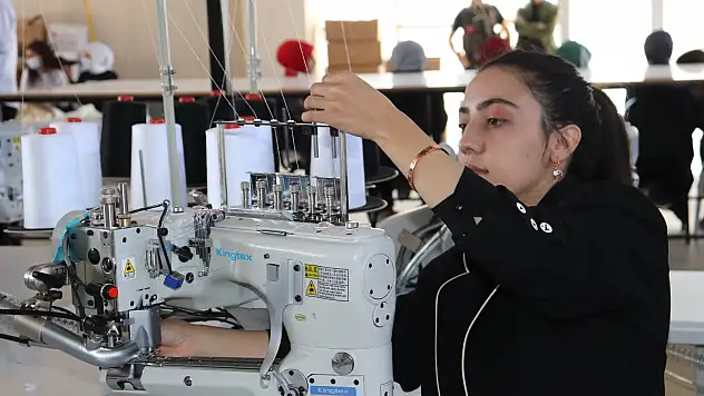 Diyadin'e kurulan tekstil fabrikası kızların umudu oldu