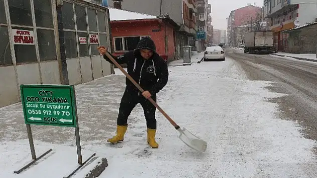 Ağrı'da kar yağışı devam ediyor