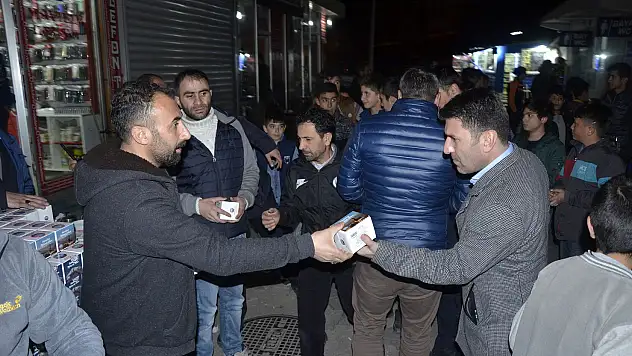 Merkez camiinde vatandaşlara simit dağıtıldı