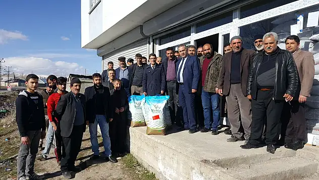 Ağrı'da çiftçilere yonca tohumu dağıtıldı