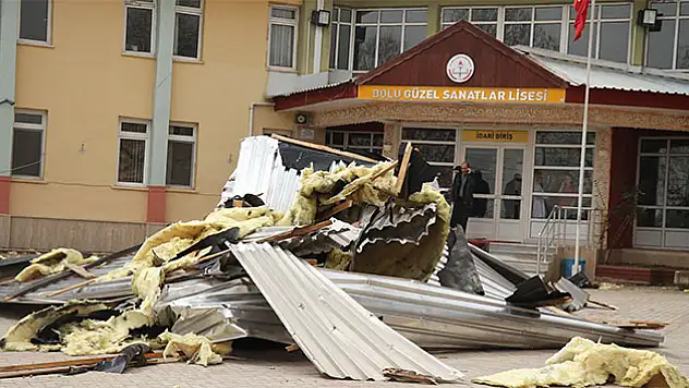 Okulun çatısı havada daire çizdi