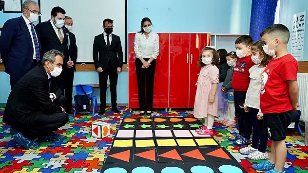 Milli Eğitim Bakanı Özer öğrencilerle oyunlar oynadı