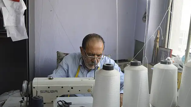 Ağrı'da yarım asırlık terzi, mesleğini severek sürdürüyor