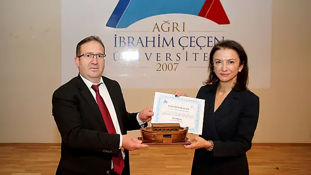 AİÇÜ'de 'Akılcı İlaç Kullanımı İçin Akıllı Eczacı' Konferansı Düzenlendi
