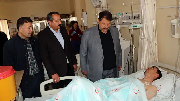 Turan, bıçaklanan okul müdürünü ziyaret etti