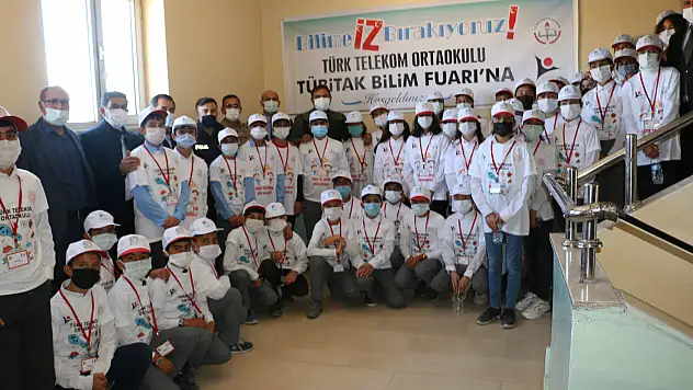 Ağrı'da öğretmen ve öğrencilerin hazırladığı TÜBİTAK Bilim Fuarı açıldı