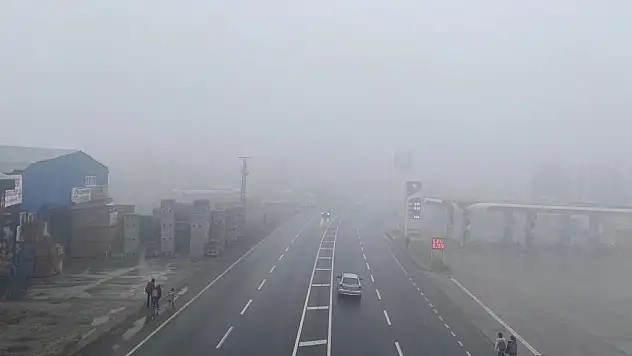 Ağrı'da yoğun sisten göz gözü görmedi