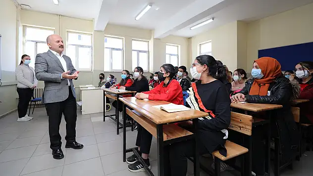 Vali Osman Varol, Taşlıçay Anadolu Lisesi'ni ziyaret etti