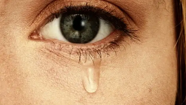 Göz yaşını silmek zararlı mı?