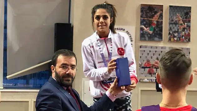 Meryem  16 yıllık rekoru kırdı geçti