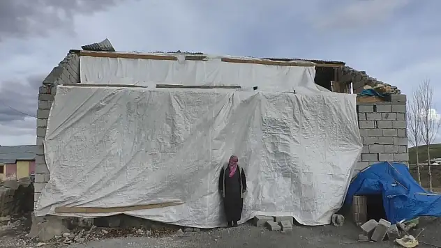 Ağrı'da fırtınadan evi zarar gören yaşlı kadın yardım bekliyor