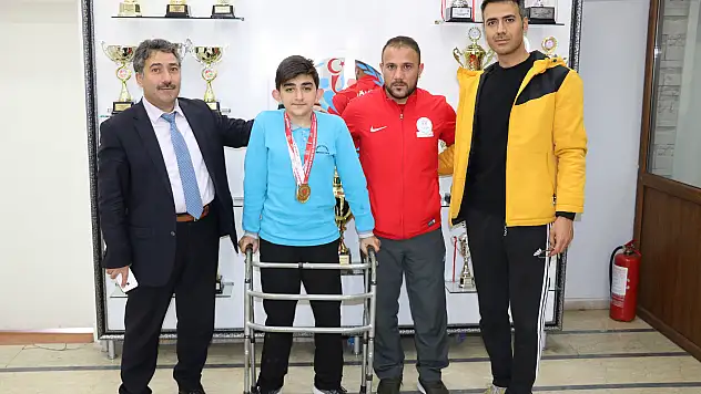 Ağrılı bedensel engelli yüzücüden 4 altın madalya