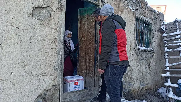 Ağrı'da ihtiyaç sahibi bin 400 aileye gıda kolisi dağıtıldı