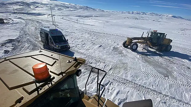 Diyadin'de kar nedeniyle kapanan yollar ulaşıma açıldı