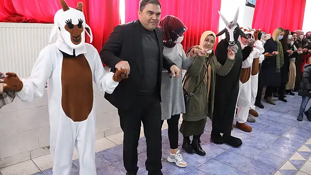 Diyadin'de Kadın Çığlığı Erbane Grubu'ndan ağıt ve halaylı konser