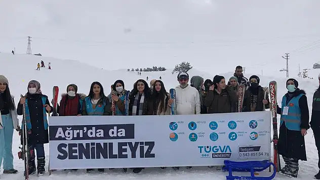 Ağrı'da üniversite öğrencileri kayarak stres attı