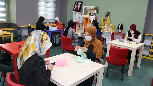 Ağrı'da Hünerli Eller, ihtiyaç sahibi çocuklar için çalışıyor