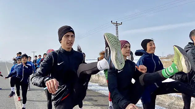 Ağrılı atletler asfaltta ter dökerek hedeflerine koşuyor