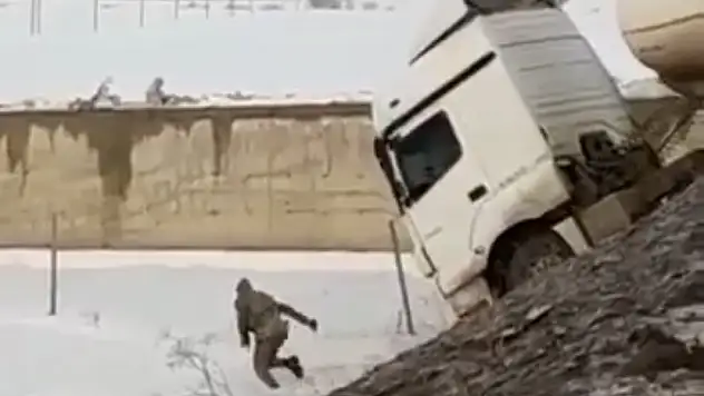 Ağrı'da bir asker son anda ezilmekten kurtuldu