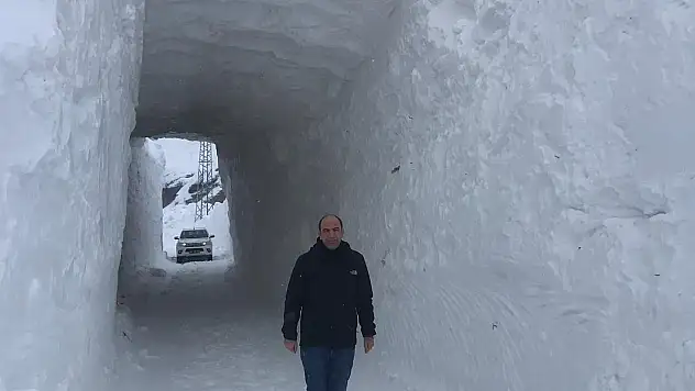 Yolu kapanan köye, kardan tünelle ulaşım sağlanıyor