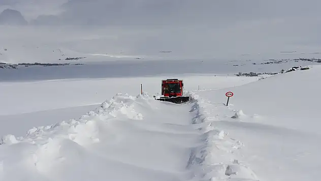Ağrı'da ekipler kapalı köy yollarında hastalar için seferber oldu