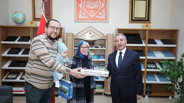 Ağrı'da en çok kitap okuyan öğrenciler ödüllendirildi