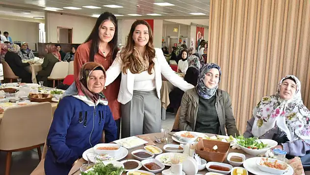 Funda Varol, Muhtar Eşleriyle Kahvaltı Programında Bir Araya Geldi