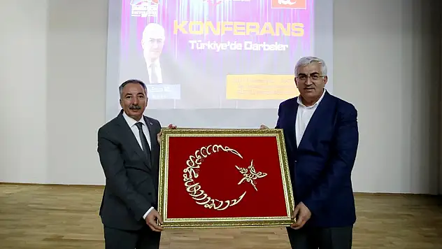 AİÇÜ'de 'Türkiye'de Darbeler' konulu konferans düzenlendi