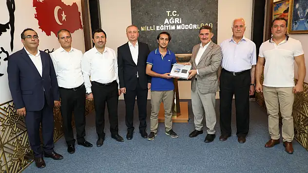Çelebi, YKS sınavında başarılı olan Ağrılı öğrencilere tablet hediye etti