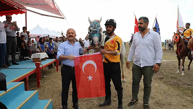 Ağrı'da Mahalli At Yarışları ve At Şenliği renkli görüntülere sahne oldu