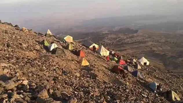 Ağrı Dağı'ndan düşen kayalar dağcıları korkuttu