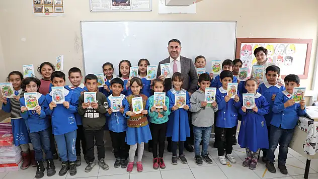 İhtiyaç sahibi öğrencilerine yardım etmek için  kitap yazdı, ücretsiz kitap dağıttı