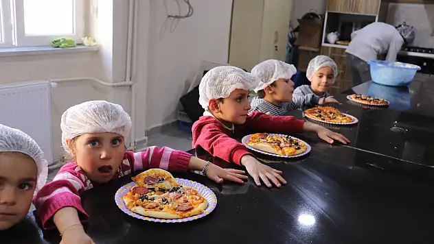 Ağrı'da anaokulu öğrencileri üniversitede film izleyip pizza yaptı
