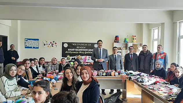Ağrılı çocuklar depremden etkilenen kardeşleri için oyuncak üretiyor