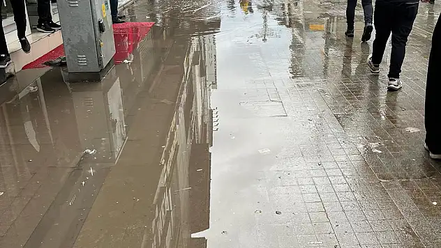 Ağrı'da belediye yok Cumhuriyet Caddesi göle döndü