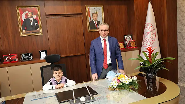 Ağrı Milli Eğitim Müdürü Kökrek, koltuğunu çocuklara devretti