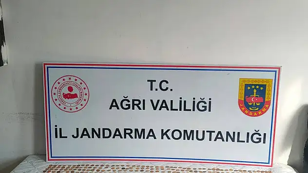 Ağrı'da İran plakalı otobüste 82 uyuşturucu hap ile 300 paket kaçak sigara ele geçirildi